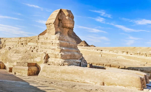 查看埃及开罗的狮身人面像和吉萨金字塔 — 图库照片