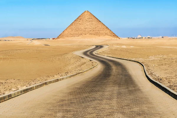 Επίσκεψη Στην Κόκκινη Πυραμίδα Στο Νταχσούρ Ονομάζεται Επίσης Βόρεια Πυραμίδα — Φωτογραφία Αρχείου