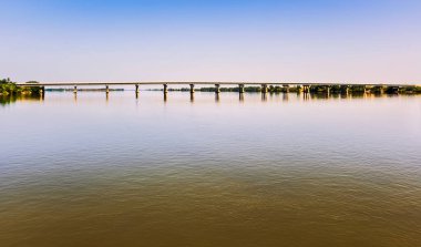 Dongola, Sudan 'daki köprüyle Nil nehrinin panoramik manzarası.