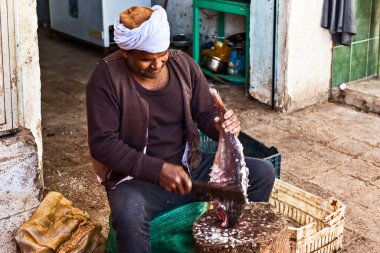 Ebu Simbel, Mısır - 20 Ocak 2015: Mısır 'ın Ebu Simbel kentindeki dükkanın önünde balık temizleyen Mısırlı bir adamın portresi.