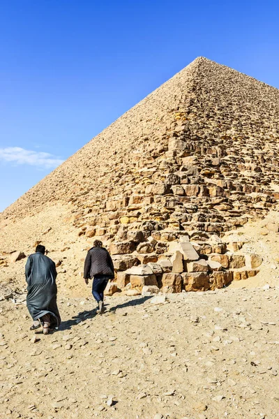 Dahshur Κάιρο Αίγυπτος Ιαν 2015 Τουρίστες Επισκέπτονται Κόκκινη Πυραμίδα Στο — Φωτογραφία Αρχείου