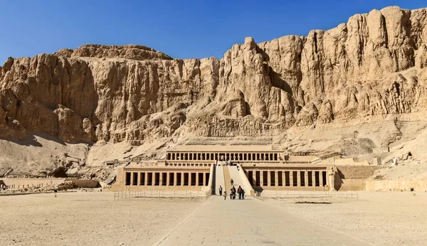 Luxor Egypten Januari 2015 Turister Besöker Templet Hatshepsut Egypten Nära — Stockfoto