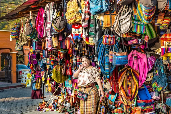 2016年12月7日 グアテマラ パナジャヒェル 地元の女性がパナジャヒェルの繁華街でメインストリートで販売 ベンダーは伝統的な織物を販売しています 町は湖Atitlanへの人気のゲートウェイです — ストック写真