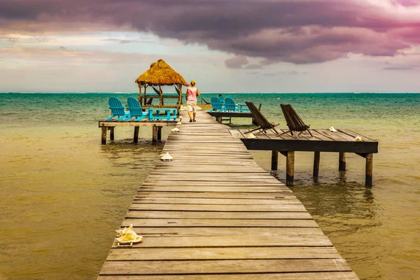 Caye Caulker Belice Diciembre 2016 Mujer Caminando Muelle Madera Pintoresco —  Fotos de Stock