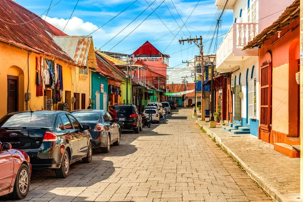 과테말라의 플로레스 2016 과테말라의 플로레스 마을의 역사적 지역에 거리와 주택들을 — 스톡 사진