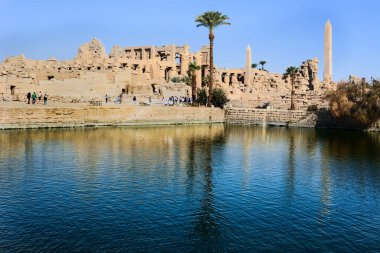 Luxor, Mısır - 15 Ocak 2015: Lüksemburg, Mısır 'daki Karnak Tapınağı Kompleksi' nin antik kalıntılarını ziyaret eden turistler.