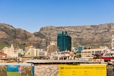 Cape Town, Güney Afrika - 11 Mayıs 2015: Cape Town 'daki binalara bakın, arkasında Table Mountain, Güney Afrika.