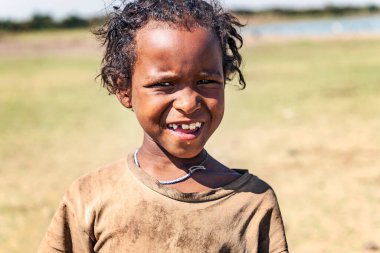 Koka Gölü, Etiyopya - 20 Şubat 2015: Etiyopya 'nın kırsal kesimindeki genç kızın resmi. Fotoğraf Koka Gölü 'ndeki kampa vardığımızda çekildi..