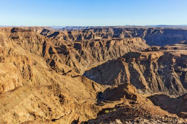 The Fish River Canyon Namibya 'nın güneyinde yer almaktadır. Afrika 'daki en büyük kanyondur. Yaklaşık 160 km uzunluğunda, 27 km genişliğinde ve 550 metre derinliğinde..