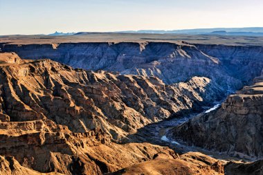 The Fish River Canyon Namibya 'nın güneyinde yer almaktadır. Afrika 'daki en büyük kanyondur. Yaklaşık 160 km uzunluğunda, 27 km genişliğinde ve 550 metre derinliğinde..