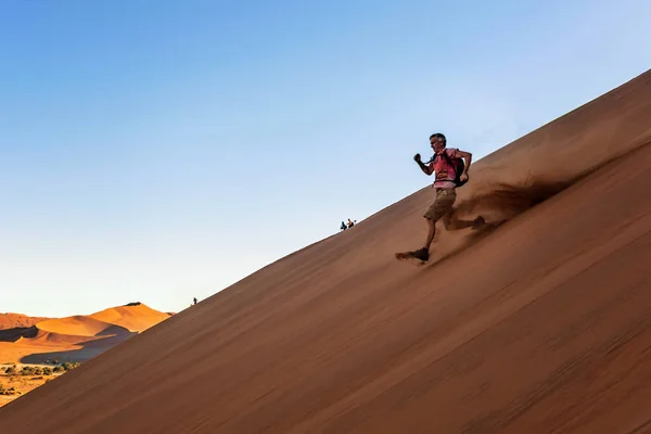 Sossusvlei Ναμίμπια Απριλίου 2015 Τουρίστες Επισκέπτονται Dead Vlei Νεκρός Βάλτος — Φωτογραφία Αρχείου