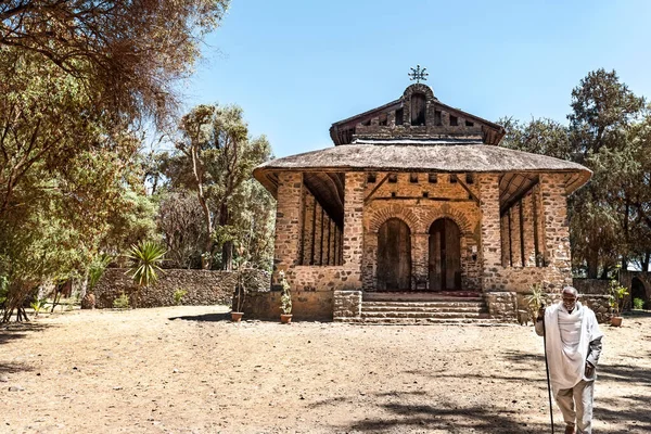 Gondar Etiópia Fevereiro 2015 Sacerdote Frente Igreja Cristã Gondar Etiópia — Fotografia de Stock