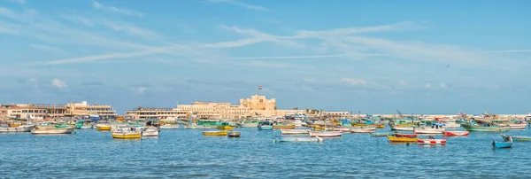 埃及亚历山大市的全景 船尾湾和柴湾要塞的渔船 — 图库照片