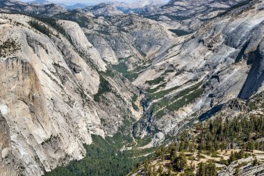 Kaliforniya, ABD 'deki Half Dome' dan Sierra Nevada Dağları ve Yosemite Ulusal Parkı 'nın Panoraması