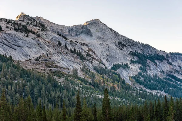 Malowniczy Krajobraz Wzdłuż Drogi Pobliżu Parku Narodowego Yosemite Kalifornia Usa — Zdjęcie stockowe