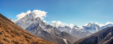 Manzaralı vadiyi ve Himalaya dağlarını Tengboche ve Lobuche, Nepal arasındaki Everest Ana Kampı 'nın zirvelerini izleyin..