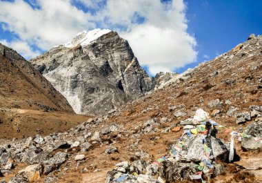 Dağı 'na tırmanırken hayatını kaybeden insanlar için bir anıt. Everest, Thokla La 'da Nepal' deki Khumbu Vadisi 'ndeki Dughla köyünün hemen dışında..