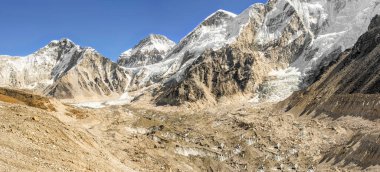 Arka planda Himalaya sıradağları olan Everest Merkez Kampı yakınlarındaki Khumbu Buzulu 'na bakın.
