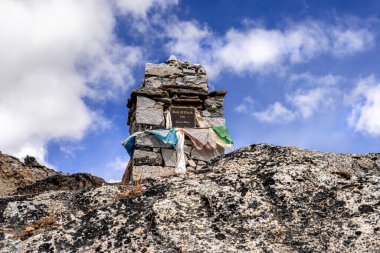 Gorakshep, Nepal - 1 Kasım 2018, Mt. 'ye tırmanırken hayatını kaybeden kişi için anıt. Everest, Nepal 'deki Gorakshep' den önce Everest Merkez Kampı 'na gidiyor..