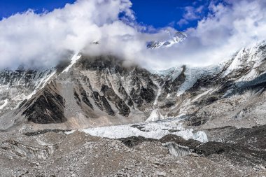 Arka planda Himalaya sıradağları olan Everest Merkez Kampı yakınlarındaki Khumbu Buzulu 'na bakın.
