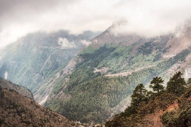 Himalaya dağlarının, Everest Merkez Kampı 'ndaki Pheriche ve Nepal Namche Çarşısı arasındaki manzarasına bakın..
