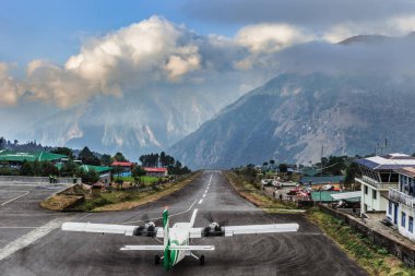 Lukla, Nepal - 5 Kasım 2018: Uçak Hillary 'den kalkıyor - Tenzing havaalanı Lukla, Nepal' de 500 metre pist.