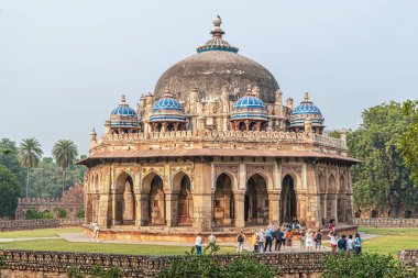 Delhi, Hindistan - 9 Kasım 2018: Delhi 'nin Nizamuddin bölgesindeki ünlü Isa Han Mezarı' nı ziyaret eden turistler, Suri Hanedanı 'nın iki hükümdarının sarayında yaşayan Isa Khan Niyazi için 16. yüzyılda inşa edilmiştir..
