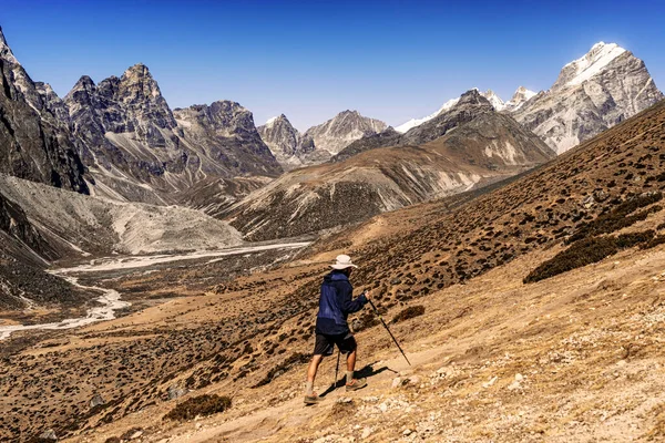Dingboche, Nepal - 30 Ekim 2018: Nepal 'deki Everest Ana Kampı yolunda Dingboche yakınlarında bir adam yürüyüş yapıyor.