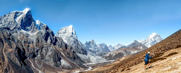 Dingboche, Nepal - 30 Ekim 2018 Muhteşem Pheriche Vadisi 'nde bir gezgin. Dingboche, Nepal yakınlarındaki Everest Ana Kampı 'na bakın..