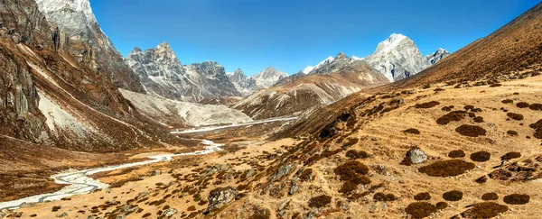 位于尼泊尔登博什和罗布什之间的珠穆朗玛峰基地营地的风景秀丽的山谷和喜马拉雅山峰 — 图库照片