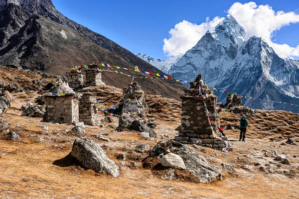 这座纪念碑是为那些在爬山过程中丧生的人们准备的 珠穆朗玛峰位于尼泊尔Khumbu山谷Dughla村外的Thokla — 图库照片