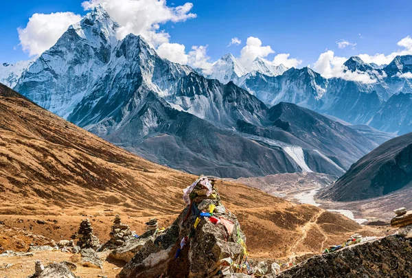 尼泊尔登博什与丁博什之间的珠穆朗玛峰基地营地中喜马拉雅山的风景谷 — 图库照片