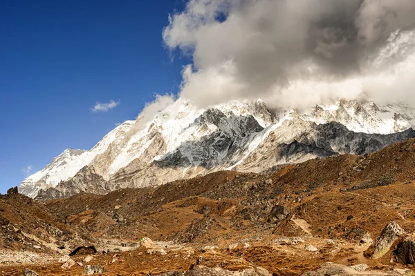 Himalaya dağlarındaki manzaralı vadi Everest Ana Kampı 'nda Tengboche ve Dingboche, Nepal arasında..
