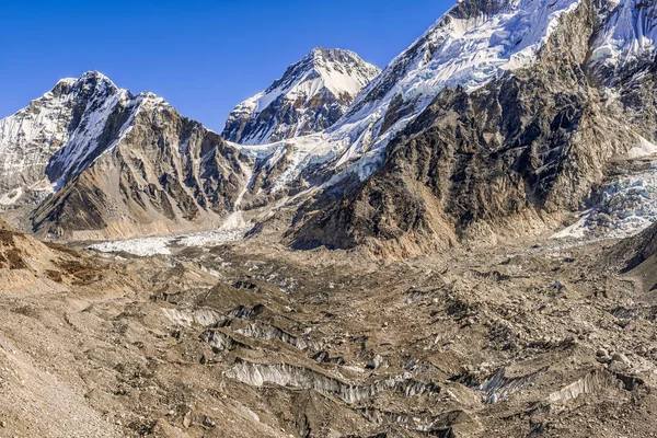 在通往珠穆朗玛峰大本营的路上 位于昆布冰川上方的喜马拉雅山脉 — 图库照片
