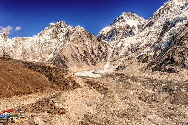 背景是喜马拉雅山山脉的珠穆朗玛峰基地营地附近的昆布冰川 — 图库照片