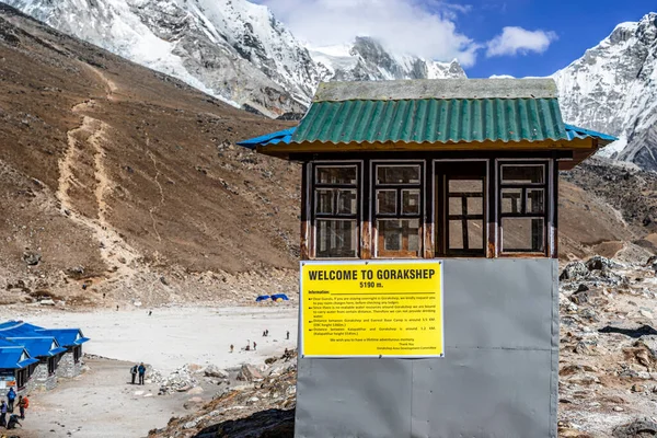Znak Powitalny Przy Wejściu Osady Gorakshep Sherpa Tuż Przed Obozem — Zdjęcie stockowe