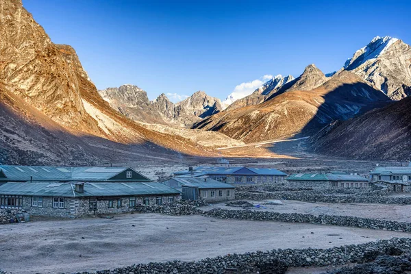 在尼泊尔珠穆朗玛峰基地营地徒步旅行的Pheriche喜马拉雅山和夏尔巴人定居点的景观 — 图库照片