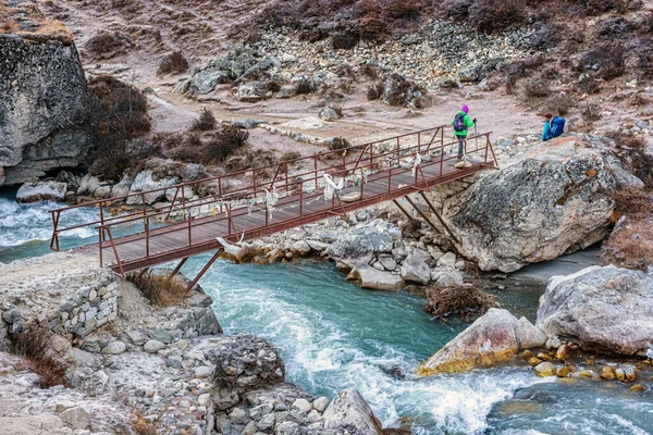 Pheriche Νεπάλ Νοέμβριος 2018 Trekkers Διασχίζοντας Γέφυρα Πάνω Από Τον — Φωτογραφία Αρχείου