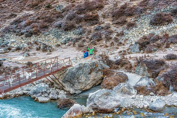 Pheriche Νεπάλ Νοέμβριος 2018 Trekkers Διασχίζοντας Γέφυρα Πάνω Από Τον — Φωτογραφία Αρχείου