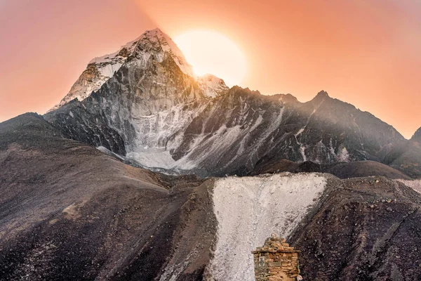 太阳从喜马拉雅山后面升起 在尼泊尔通往Namche Bazaar的路上 靠近Pheriche的珠穆朗玛峰基地营地 — 图库照片