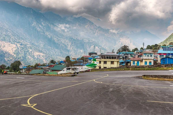 Lukla Nepal Noviembre 2018 Avión Despega Hillary Pista 500 Metros —  Fotos de Stock