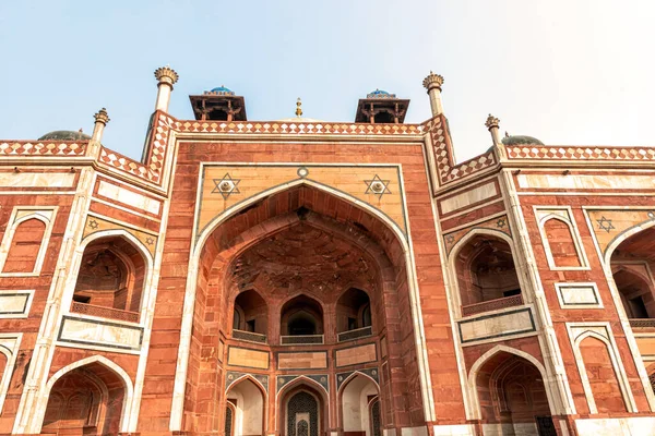 Delhi, Hindistan - 9 Kasım 2018: Humayun Mezarı 'nı ziyaret eden turistler UNESCO dünya mirası alanı 16. yüzyılda inşa edildi ve Doğu, Delhi, Hindistan' da yer aldı..