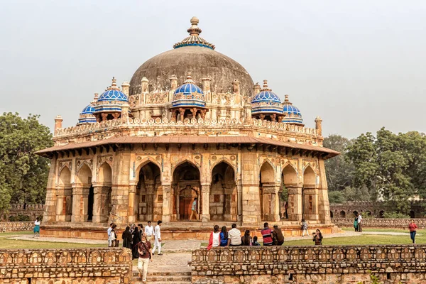 Delhi, Hindistan - 9 Kasım 2018: Humayun Mezarı yakınlarındaki Isa Han Mezarı 'nı ziyaret eden turistler UNESCO dünya mirası sahasında 16. yüzyılda inşa edildi ve Doğu, Delhi, Hindistan' da yer aldı..