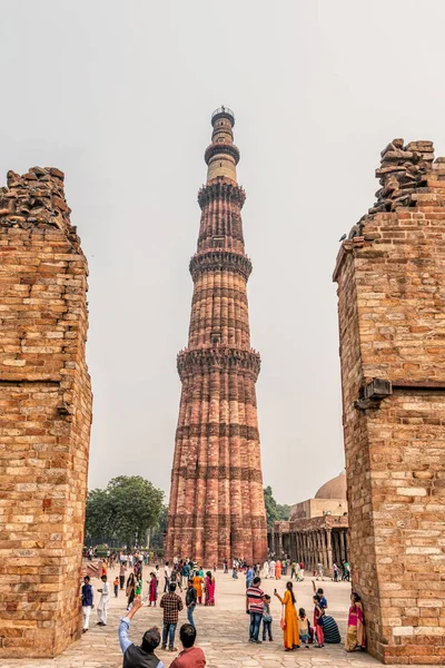 Delhi Indien Nov 2018 Turister Besöker Qutub Eller Qutab Den — Stockfoto