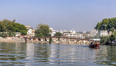 Pichola Gölü, Udaipur, Rajasthan, Hindistan yakınlarındaki binalara ve saraylara bakın..