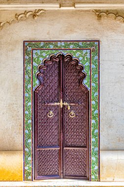 Udaipur, Rajasthan, Hindistan 'daki Şehir İçi Saray' ın dekoratif kapılarına bakın..
