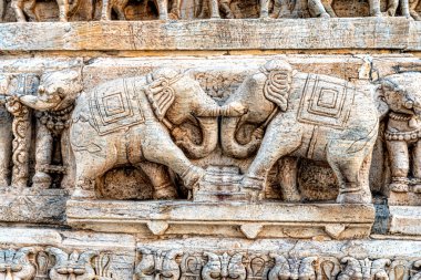 Udaipur, Rajasthan, Hindistan 'daki Şehir İçi Saray binasının ön cephesindeki oyma detaylara bakın..