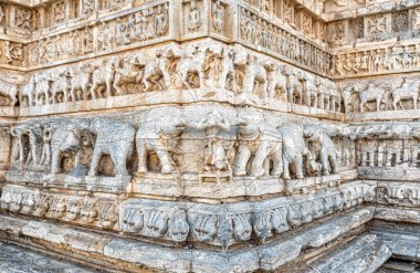 Udaipur, Rajasthan, Hindistan 'daki Şehir İçi Saray binasının ön cephesindeki oyma detaylara bakın..