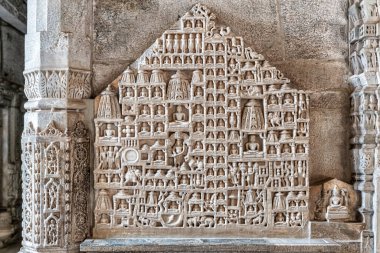 Rajasthan, Desuri Tehsil 'deki Ranakpur Jain Tapınağı' nda beyaz mermer dini simge oymaları.