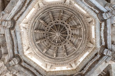 Beyaz mermer dekoratif tavan Desuri Tehsil, Rajasthan Ranakpur Jain Tapınağı